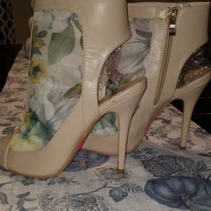 High heeled shoe/bootie.